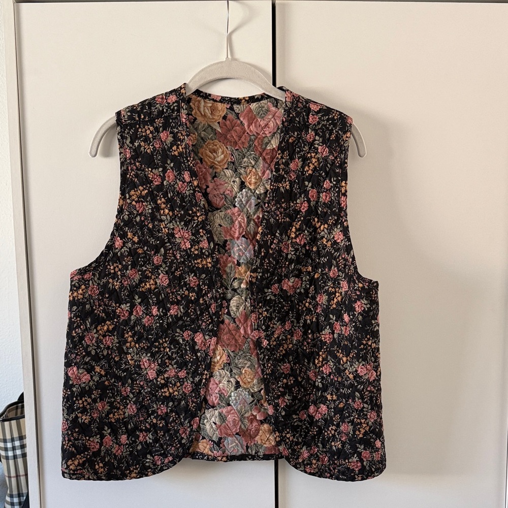 VINTAGE / Floral Black Quilted Reversible Vest
